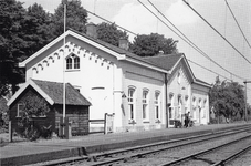 602603 Gezicht op de perronzijde van het voormalige N.S.-station Houten te Houten.